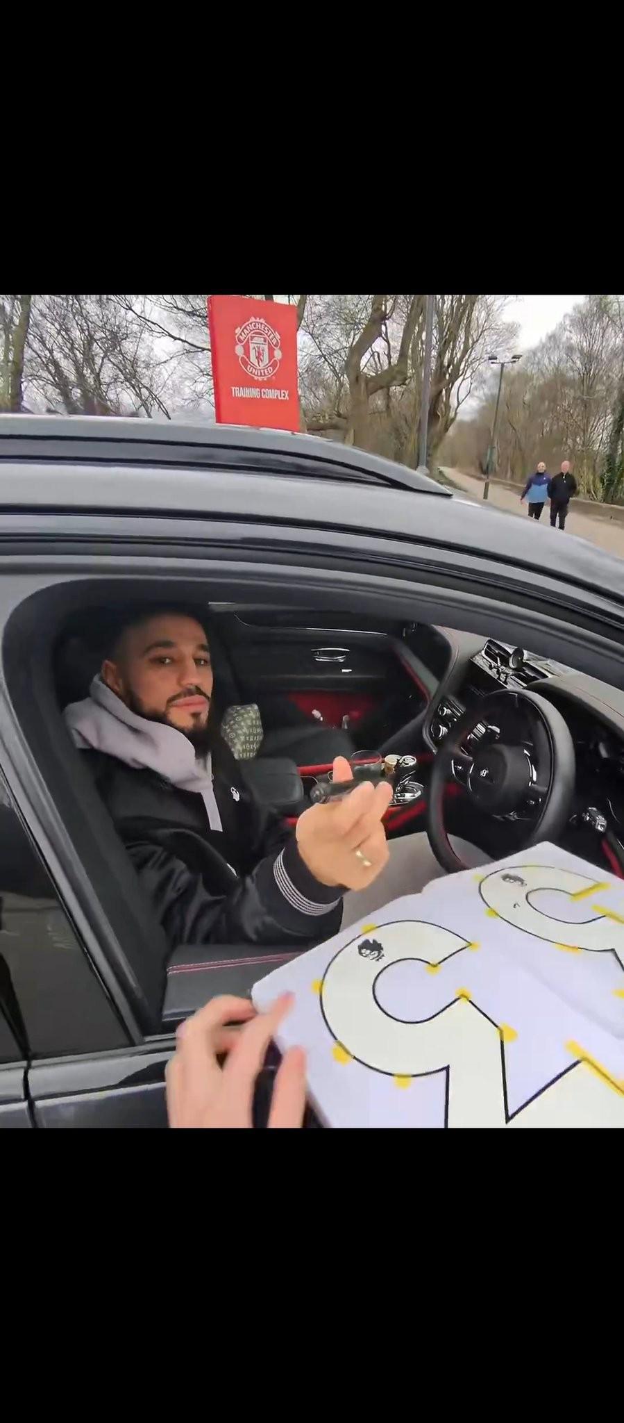 欧冠实时比分-马兹拉维停车给球迷签名，轮到签名贩子时敷衍画了两笔