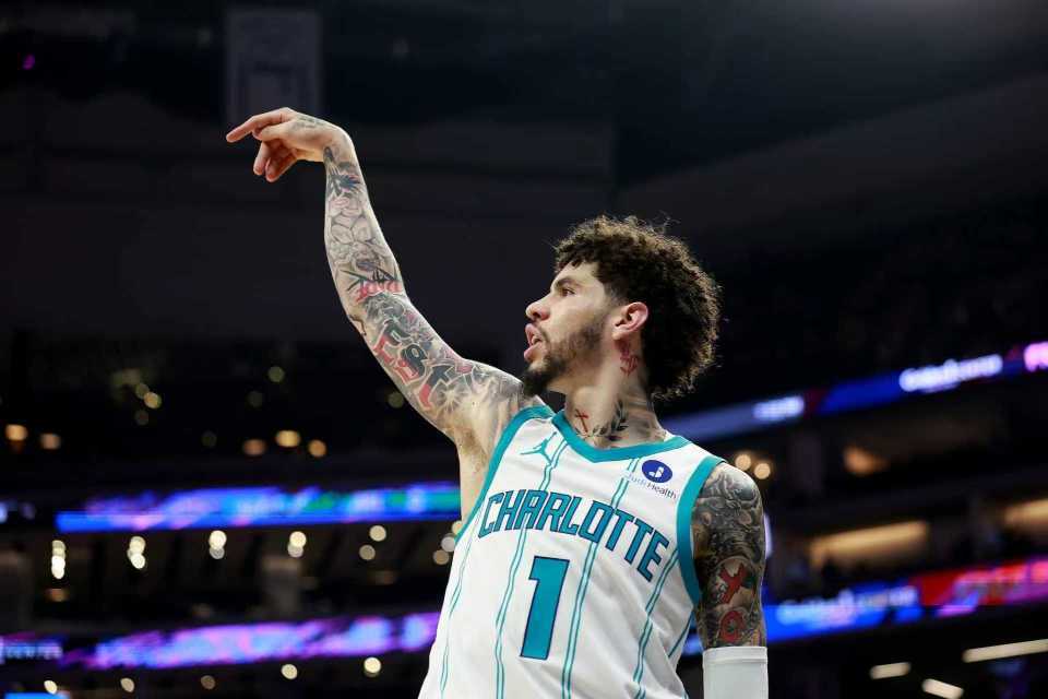 黄蜂4人20+力克国王：三球30+6+5 德罗赞空砍39+6