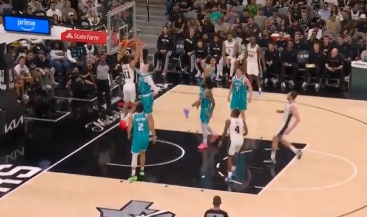 欧冠比赛时间-不愧是参加过扣篮大赛的！卡特·布莱恩特空切隔扣卡尔克布伦纳！