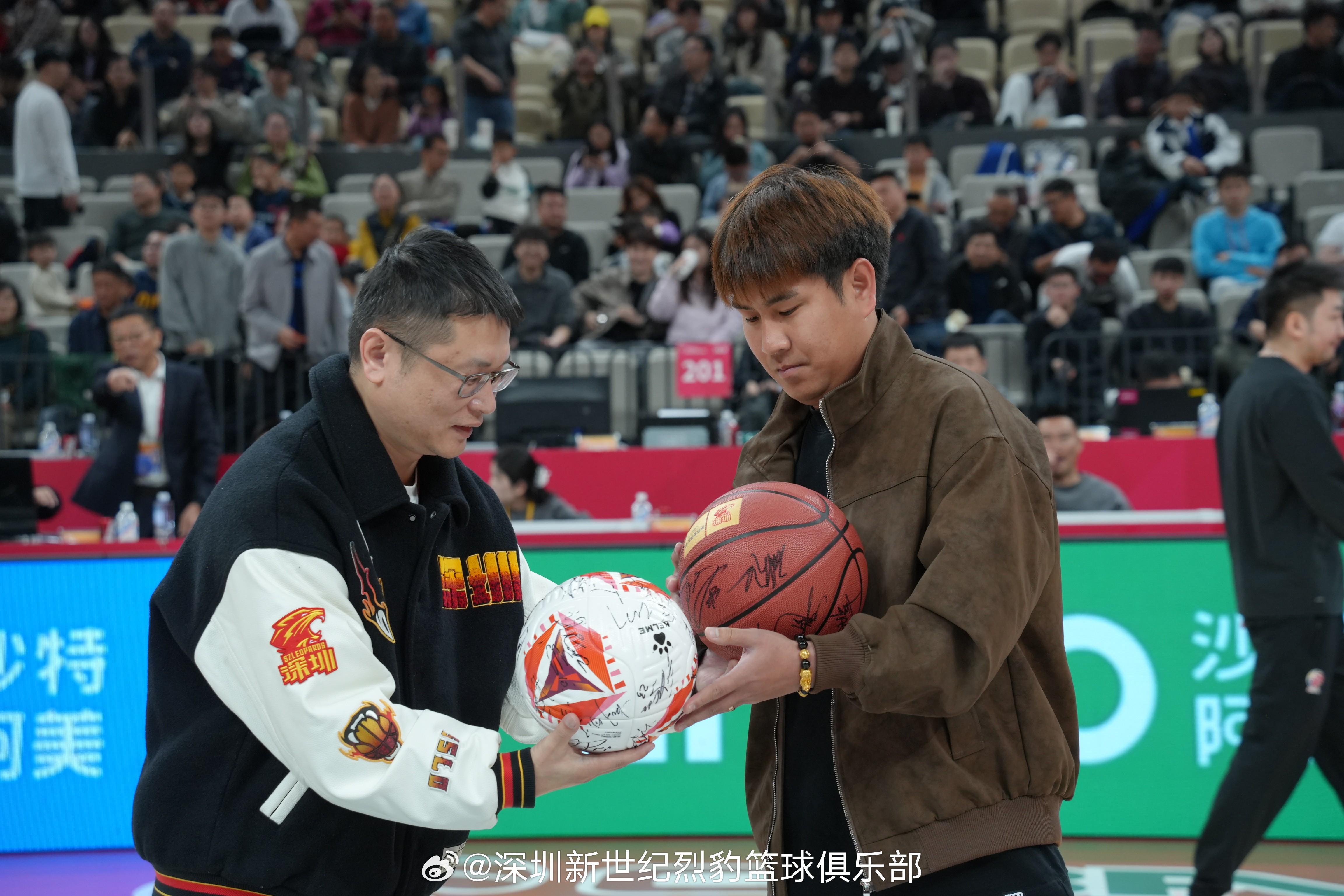 欧冠比赛时间-深圳青年人全队现场观战深圳烈豹，双方还进行了礼物互换