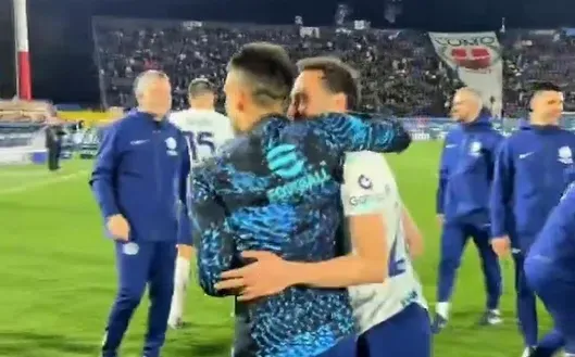 欧冠赛程-比赛结束后，恰尔汉奥卢将队长袖标戴在了劳塔罗手臂上